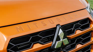 Mitsubishi L200 - grille