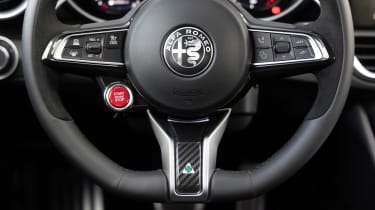 Alfa Romeo Giulia Quadrifoglio - steering wheel