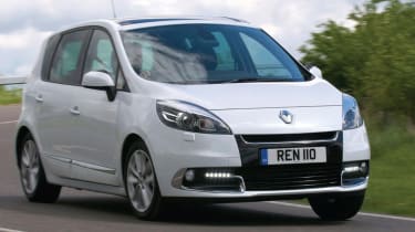 https://media.autoexpress.co.uk/image/private/s--byCSIDzE--/f_auto,t_content-image-full-mobile@1/v1562241693/autoexpress/2/40/renault-scenic-action.jpg