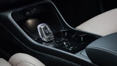 Volvo XC40 facelift - transmission