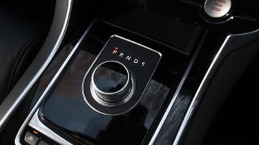 Jaguar XE Portfolio petrol 2016 - gear selector