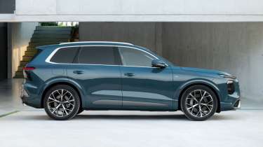 Audi Q7 - side