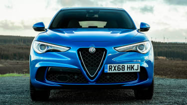 阿尔法罗密欧Stelvio Quadrifoglio——完整的面前