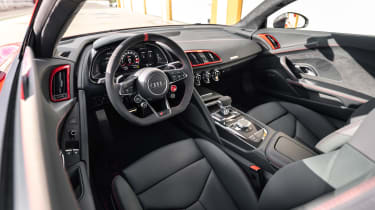 Audi R8 V10 GT RWD - dash