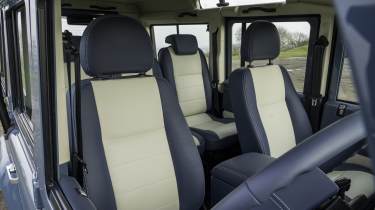 Land Rover Defender Classic V8 - front seats 