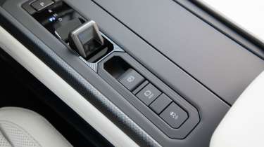Lexus ES - button