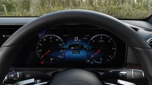 Mercedes E 220d Sport - dials