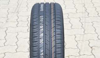 Kumho Ecsta HS52