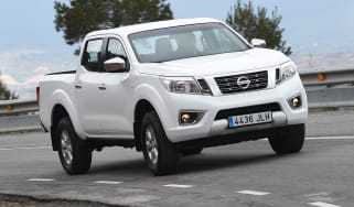 Nissan Navara Visia 2016 - crop front cornering