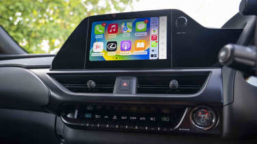 Lexus UX 300h - infotainment smartphone screen
