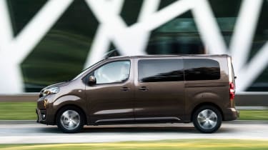 Toyota Proace Verso 2016 - side tracking