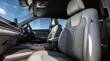 Kia Sorento Hybrid - front seats