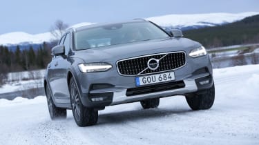 Volvo V90 Cross Country - front snow