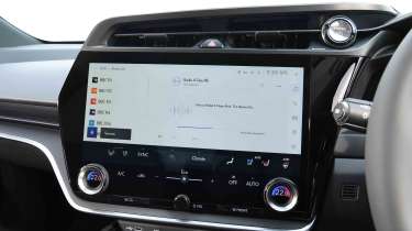 Lexus RZ 300e - DAB radio screen