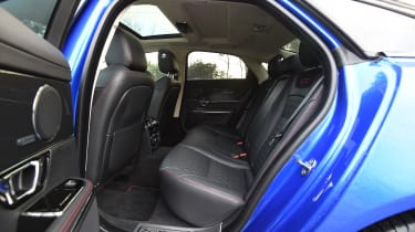 Jaguar XJR 575 - back seats