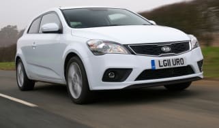 Kia Pro_cee'd hatchback front tracking
