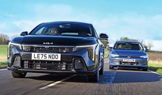 Volkswagen Golf vs Kia K4 - front tracking