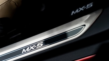 Mazda MX-5 1.5 - sill