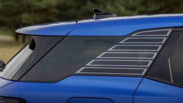 Ford Explorer - rear roof pillar detail