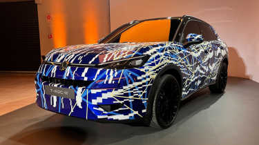 Volkswagen T-Roc R - front/side