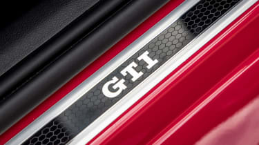 Volkswagen up! GTI - sill