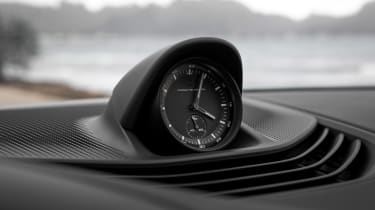 Porsche Taycan GTS Sport Turismo - clock