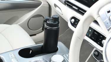 Genesis GV60 - cupholder with bottle