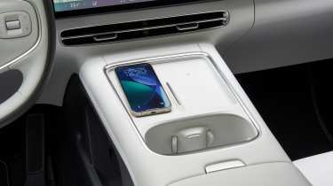 XPeng G6 AWD Performance - wireless charging pad