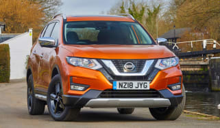 Nissan X-Trail Platinum Edition - front