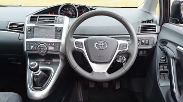 Toyota Verso - interior