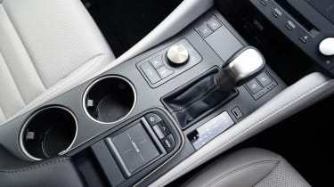 Lexus RC 300h - centre console