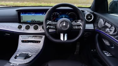 Mercedes E 300 e - dash