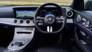 Mercedes E 300 e - dash