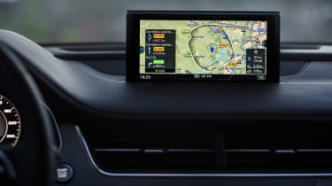 Audi Q7 e-tron 2015 screen
