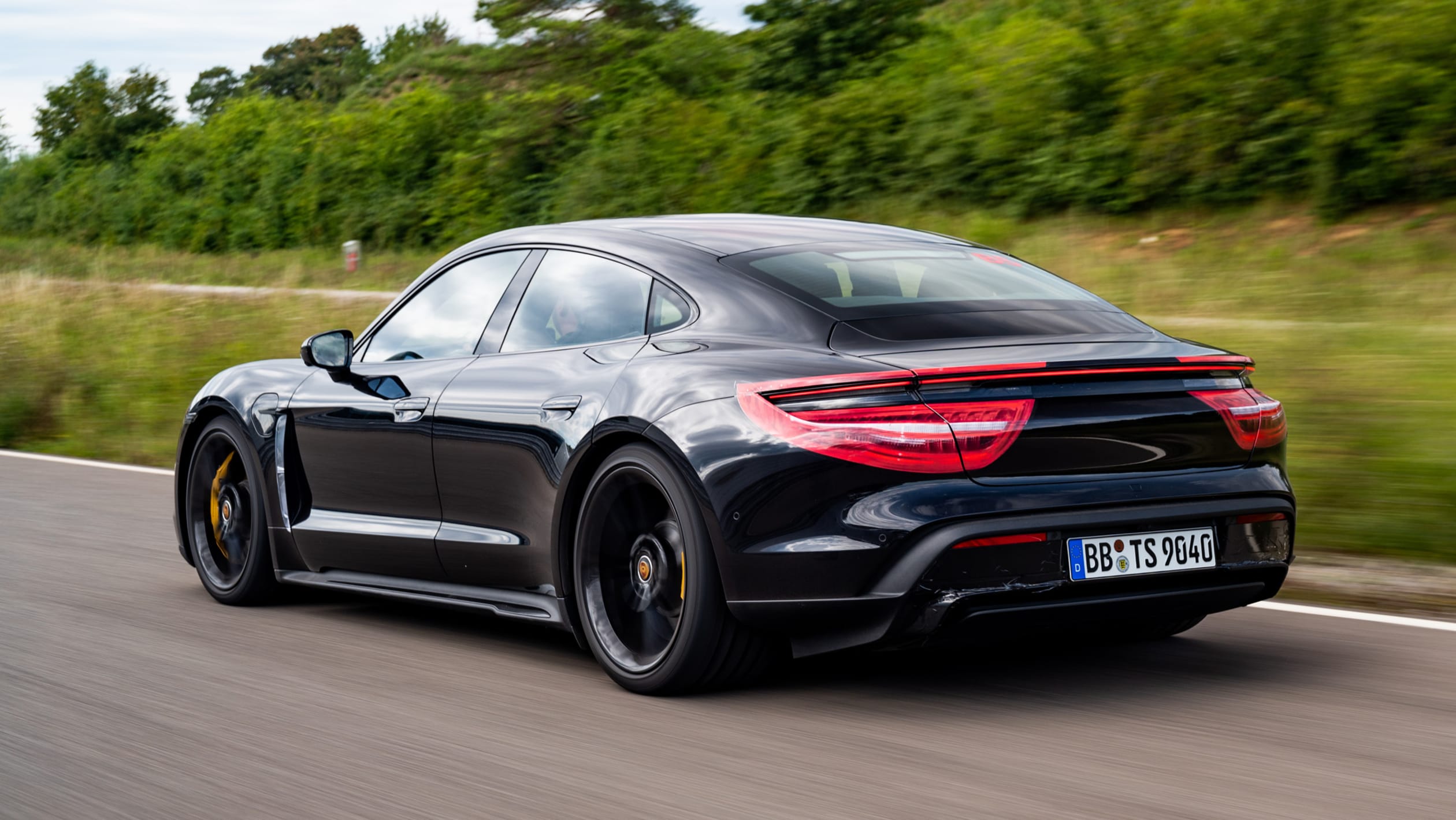 Porsche Taycan Turbo s черный