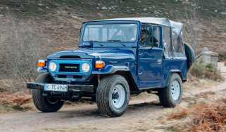 Toyota Land Cruiser FJ40 - front tracking