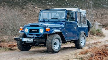 Toyota Land Cruiser FJ40 - front tracking