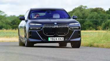 BMW i7 - front cornering