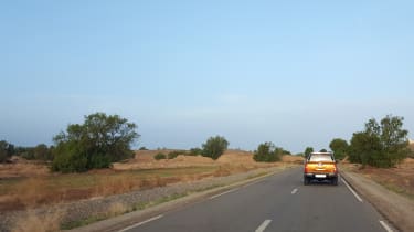Nissan NP300 Navara pick-up dune - road driving