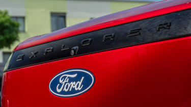 Ford Explorer 2024 - front badge