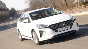 Hyundai Ioniq hybrid 2016 review - front tracking