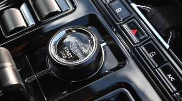 Aston Martin DBX S - start/stop