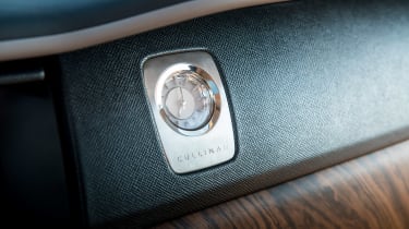 Rolls-Royce Cullinan - clock