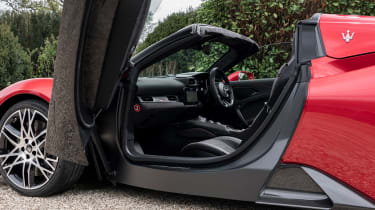 Maserati MC20 Cielo - door open