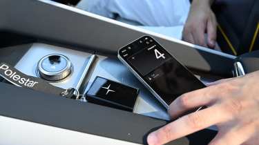 Polestar 4 Dual Motor long termer - phone charging