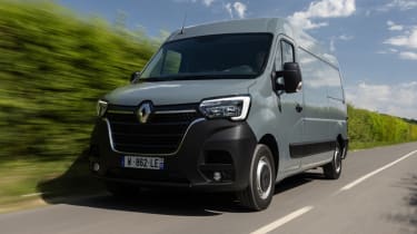 Renault Master E-Tech - front tracking