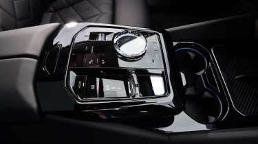 BMW i5 Touring - gear selector and rotary controller