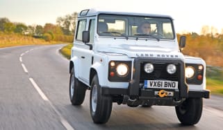 Land Rover Defender 2.2D XS front tracking