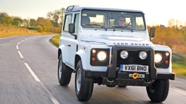 Land Rover Defender 2.2D XS front tracking
