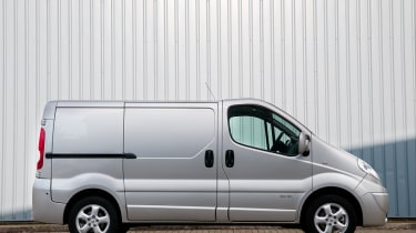 Renault Trafic right side